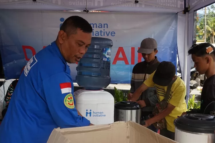 Tim Emergency Response Human Initiative menyerahkan bantuan paket natura  kepada 17.800an warga korban gempa Cianjur, Senin (21/11/2022).