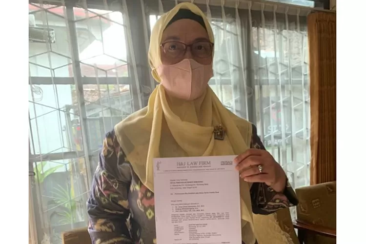 Kuasa Hukum Endang Wihdatiningtyas SH menunjukkan berkas gugatan Praperadilan terhadap Polrestabes Semarang.  (MC Thoriq)