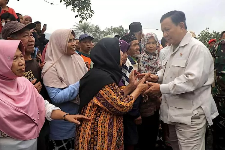 Menteri Pertahanan (Menhan) Letnan Jenderal (Letjen) TNI (Purn) Prabowo Subianto ketika menyalami penyintas gempa Cianjur ditenda pegungsian - Foto: Istimewa 