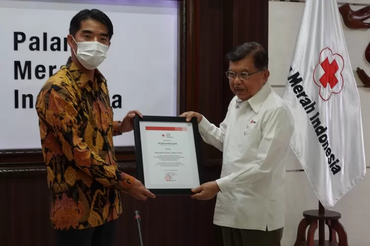 Jusuf Kalla menerima donasi simbolis dari Nobukazu Tanaka