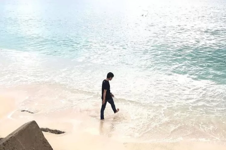 Pantai Linau Bintuhan menjadi salah satu wisata alam terbaik di Bengkulu (Tangkap layar Instagram @leno_asman)