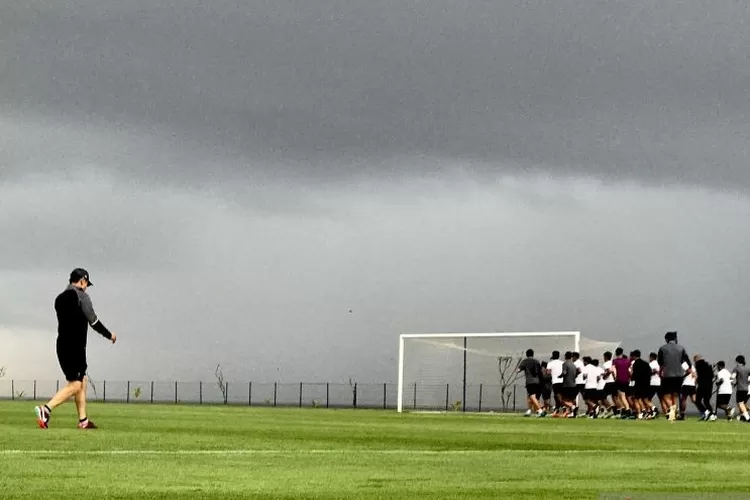 Pelatih Timnas Indonesia Shin Tae-yong (kiri) berjalan mengawasi sesi latihan di lapangan di Training Ground Bali United, Pantai Purnama, Gianyar, Bali, Senin (28/11/2022), saat pemusatan latihan perdana menjelang Piala AFF 2022.  (ANTARA/Genta Tenri Mawangi)