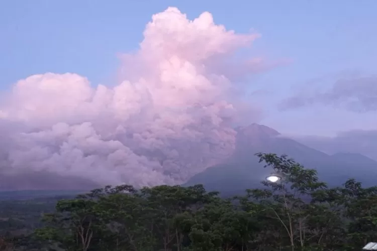 Awan Panas Guguran (APG) Gunung Semeru di Kabupaten Lumajang, Jawa Timur, Ahad (4/12/2022).  (ANTARA/HO-PVMBG)