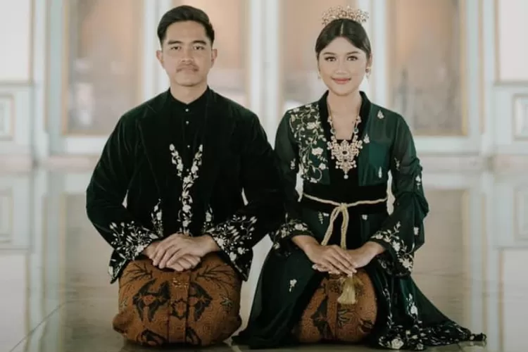 Erina Gudono dan Kaesang Pangarep memakai baju adat nuansa hijau tema pendopo (Instagram @erinagudono)