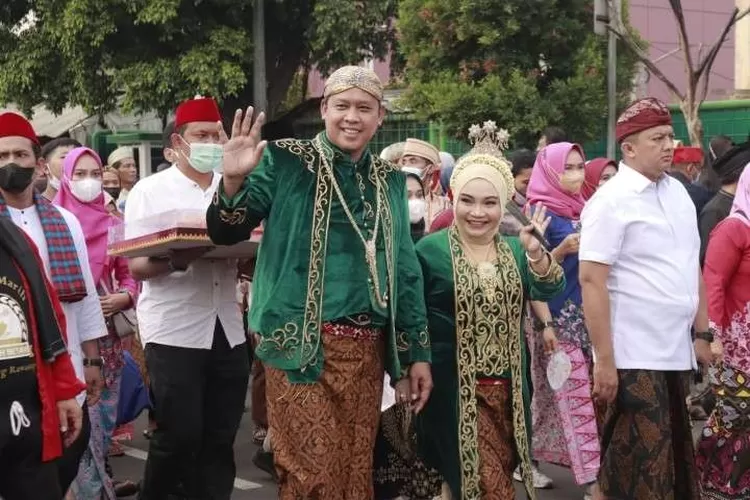 Plt Wali Kota Bekasi, Tei Adhianto bersama istri mengikuti Pawai Hajatan Keren Orang Bekasi di CFD, Jalan Ahmad Yani, Bekasi Selatan, pada Minggu (4/12/2022). (FOTO: Jumas Pemkot).