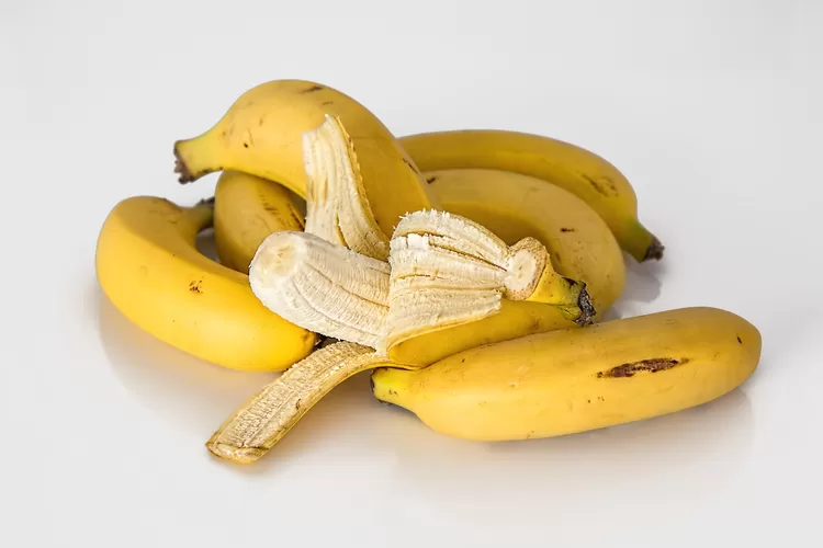 Mengonsumsi buah pisang diketahui dapat mengatasi kulit kering dan menjaga kelembaban kulit ( pixabay / @stevepb)