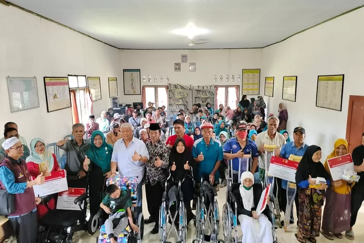 Hari Disabilitas, anggota DPR RI Dapil Lombok H Rachmat Hidayat membagikan kursi roda kepada penyandang disabilitas di Lombok Timur. (Suara Karya/Istimewa)