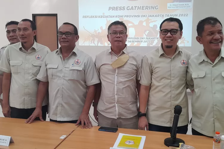 Ketua KONI Provinsi DKI Jakarta Dr Hidayat Humaid (tengah) foto bersama jajaran pengurus pada acara pers Gatheting, Rabu (7/12/2022).