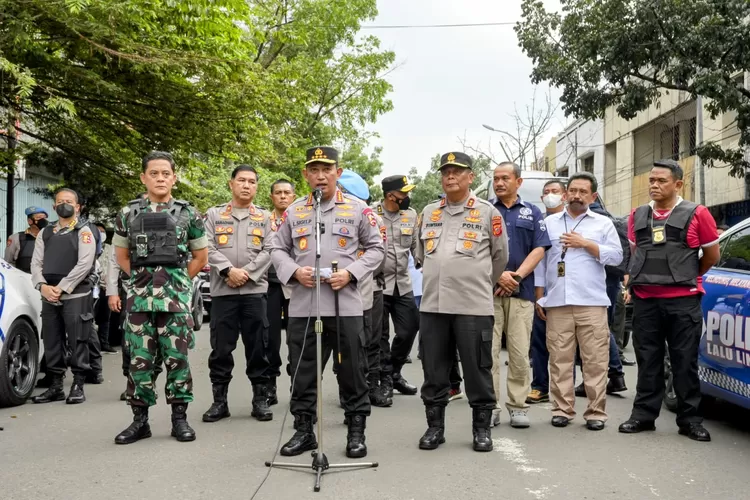 Kapolri Jenderal Pol Listyo Sigit Prabowo memberikan keterangan pers usai meninjau lokasi bom bunuh diri di Polsek Astana Anyar Bandung. (Istimewa )