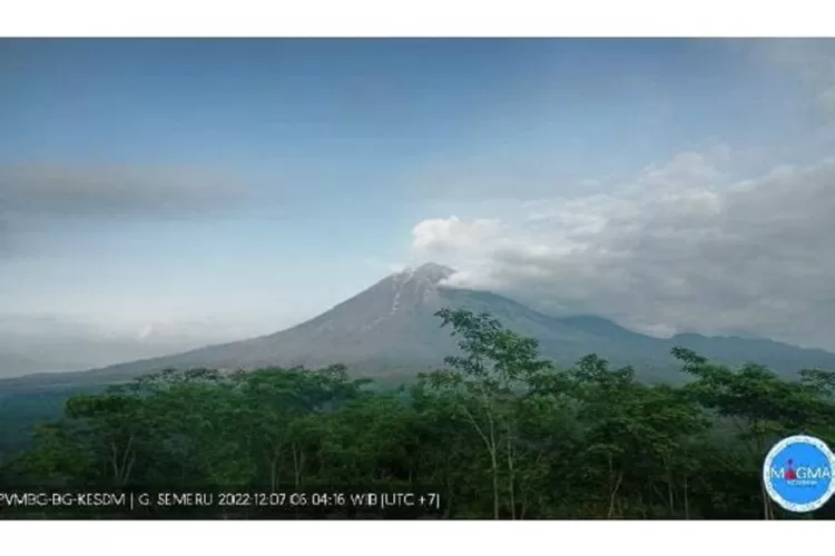 Cuaca hari ini di Gunung Semeru terpantau cerah dan berawan ( lumajangkab.go.id )