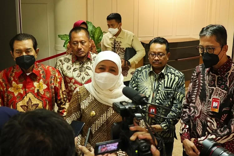  Gubernur Khofifah (tengah) didampingi Dirut Bank Jatim Busrul Iman (paling kanan) saat memberikan keterangan pers