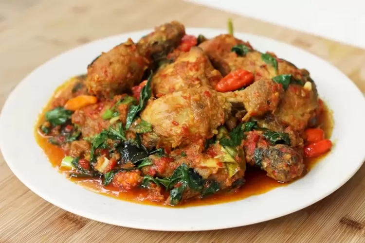 Resep masakan ayam rica rica kemangi pedas gurih. (Tangkapan layar Youtube.com/Devina Hermawan)