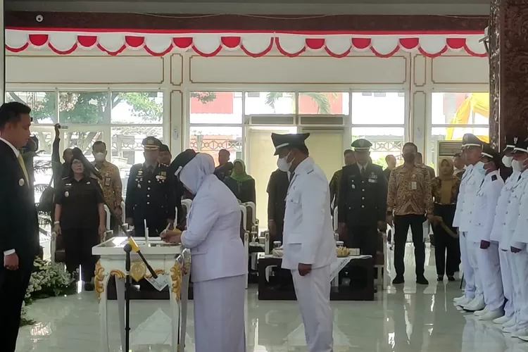 Bupati Kendal Dico M Gainduto melantik 62 kepala desa dari 19 kecamatan se Kabupaten Kendal di Pendopo Tumenggung Bahurekso, Kamis 8 desember 2022. (Edi Prayitno/kontributor Kendal)