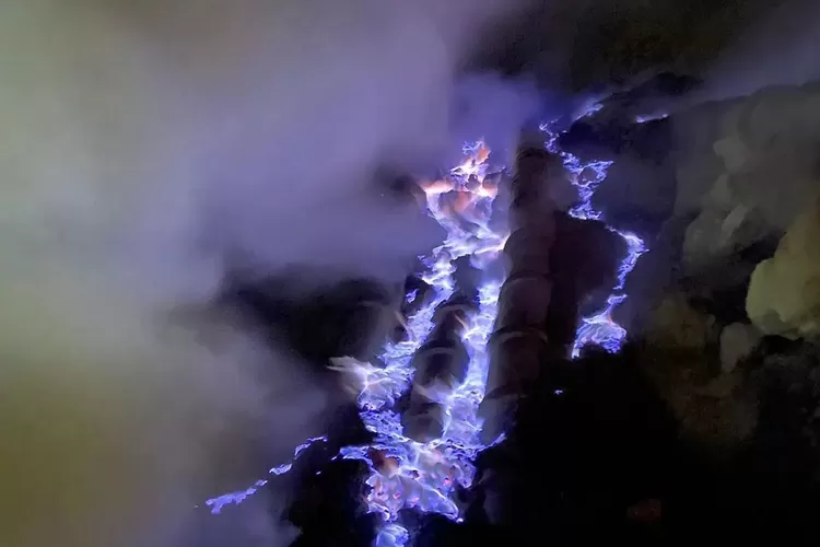 Destinasi wisata Kawah Ijen di Jawa Timur dengan keunikan api biru yang mempesona (Instagram @kawahijen.bluefire)