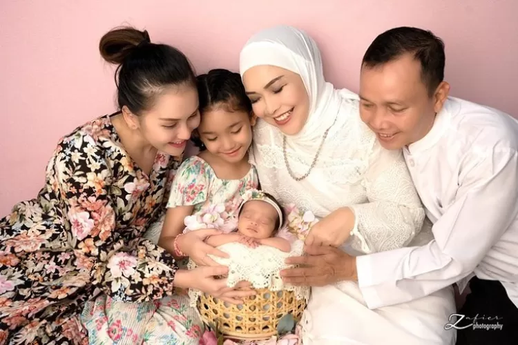 Potret keluarga Ayu Ting Ting bersama keponakan barunya (Instagram @mom_ayting92_)