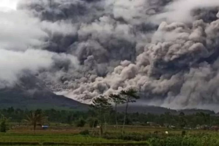Erupsi gunung Semeru. (Dok PMJ News)