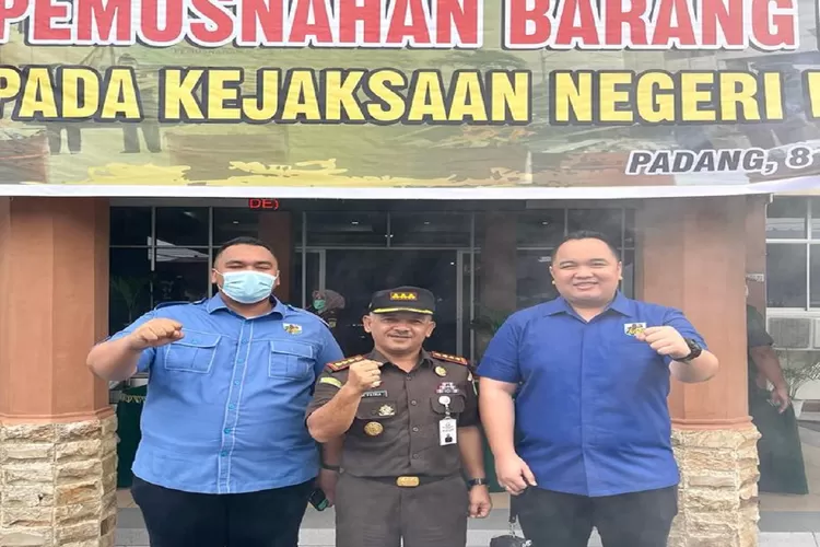 Ketua KNPI Sumbar Nanda Satria dan Ketua KNPI Padang Muhammad Rayhan mengapresiasi pemusnahan barang bukti ratusan perkara di Kejari Padang.