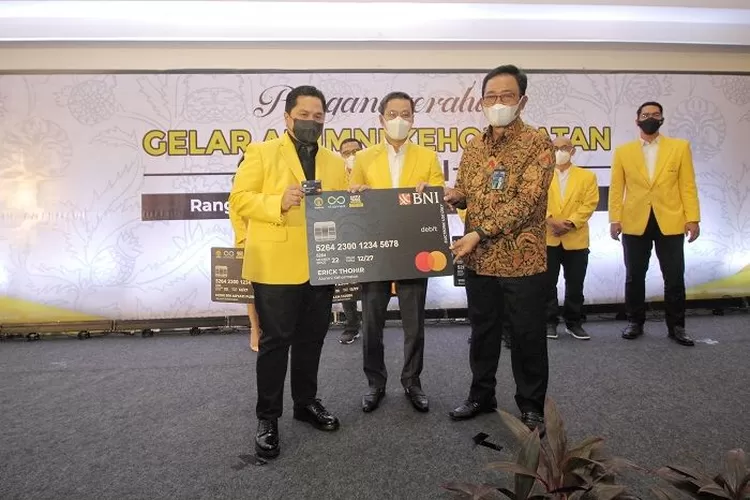 (Ki-ka) Menteri Badan Usaha Milik Negara Erick Thohir, Ketua Umum Iluni UI Andre Rahadian, dan Direktur Hubungan Kelembagaan BNI Sis Apik dalam pemberian secara simbolis Kartu Tanda Anggota Iluni UI BNI, Kamis (17/3/2021).