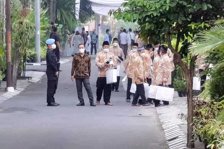 Kelompok pengajian Turi Sari Solo usai menghadiri pengajian di kediaman Presiden Jokowi (Endang Kusumastuti)