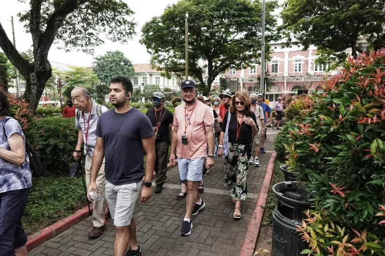 Ratusan turis mancanegara singgah di Kota Semarang untuk bertamasya. Tujuan mereka adalah Kota Lama, Kampung Pelangi dan Sam Poo Kong. (Ayosemarang.com/ Audrian Firhannusa)