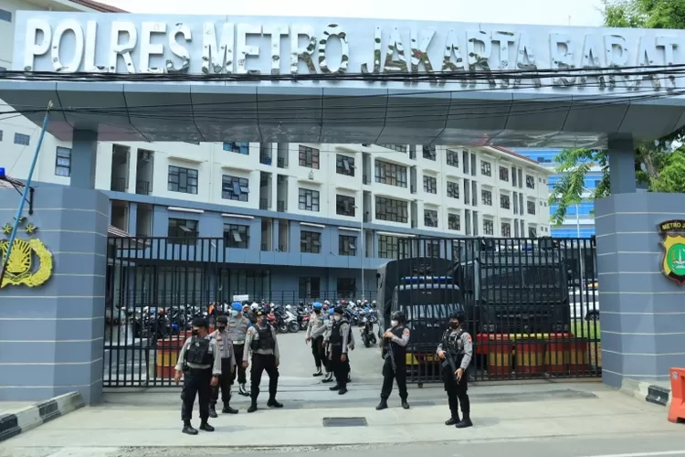 Pasca bom bunuh diri di Bandung, Polres Jakarta Barat perketat pengamanan. (Dok PMJ News)