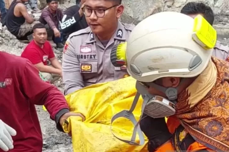 Petugas gabungan evakuasi korban meninggal dunia akibat ledakan tambang batu bara di Sawahlunto, Jumat (9/12/2022).  (ANTARA/HO-Basarnas)