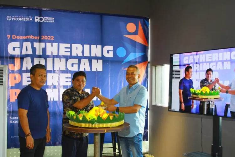 Jaringan Pemred Promedia Resmi Terbentuk Ditandai dengan Pemotongan Tumpeng oleh CEO Promedia Teknologi Indonesia, Agus Sulistriyono. (Istimewa)