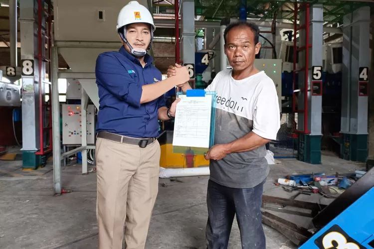 Pemilik Pabrik Penggilingan Padi, Indra Ritonga di Tanjung Aro Nagari Bahagia Pasaman yang beralih dari diesel dan menjadi pelanggan PLN dengan daya 147 kVA pada Selasa, 6 Desember 2022.