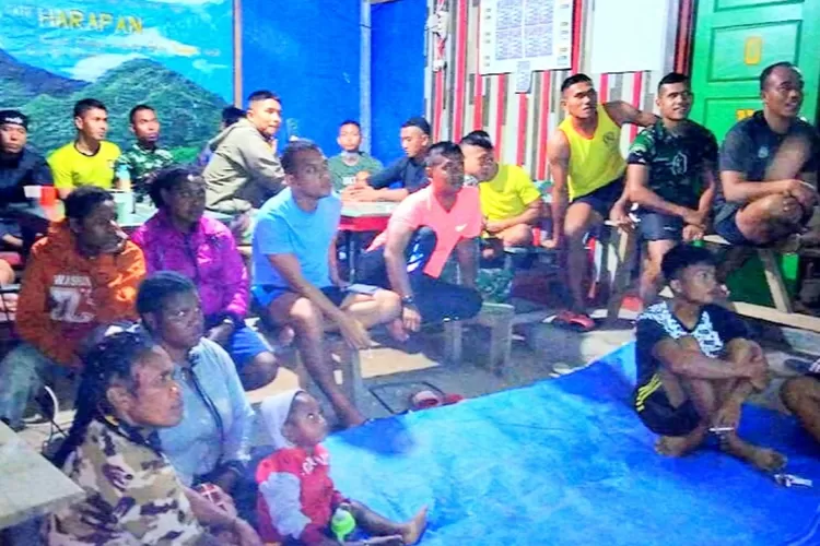 Ketika prajurit TNI dan masyarakat Papua nonton bareng Piala Dunia  (Tni.mil.id)