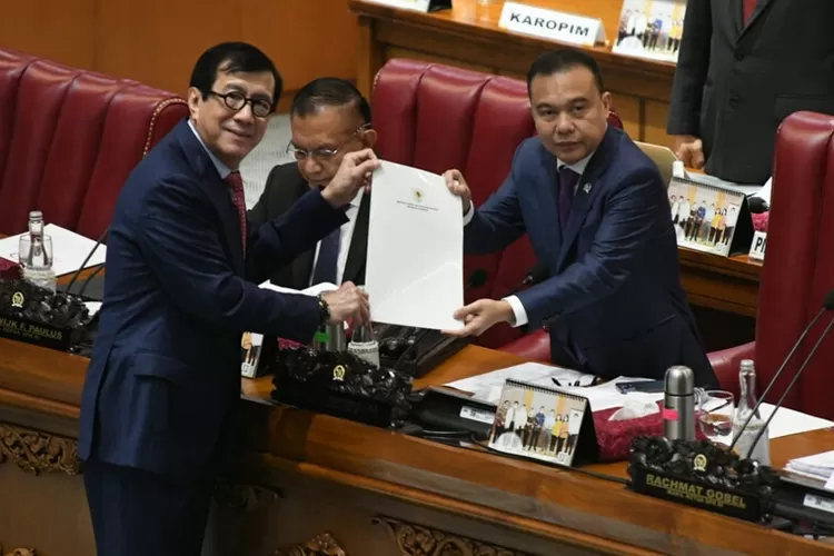 Yasonna Laoly menyerahkan RKUHP final untuk disahkan menjadi UU. Amerika Serikat mempersoalkan pasal zina dan kohabitasi. (dok Kemenkumham)