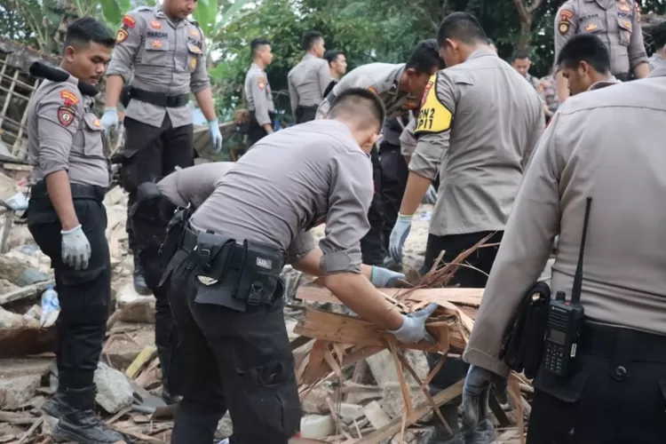 Pasca gempa Cianjur, personel polri lakukan pembersihan puing-puing rumah warga . (Dok. PMJ News)