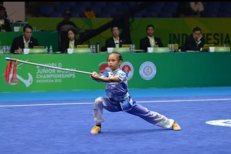 Tambahan satu medali emas kembali dihasilkan Anasera Zahraa Haryoso dari Qiangshu Kelompok Junior C Putri dengan mengumpulkan 9,106 poin di hari kelima Kejuaraan Dunia Wushu Junior 2022 (AG Sofyan )