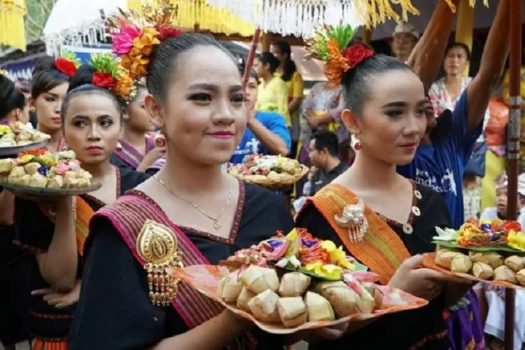 Prosesi Perang Topat di Lombok. (Suara Karya/Istimewa)