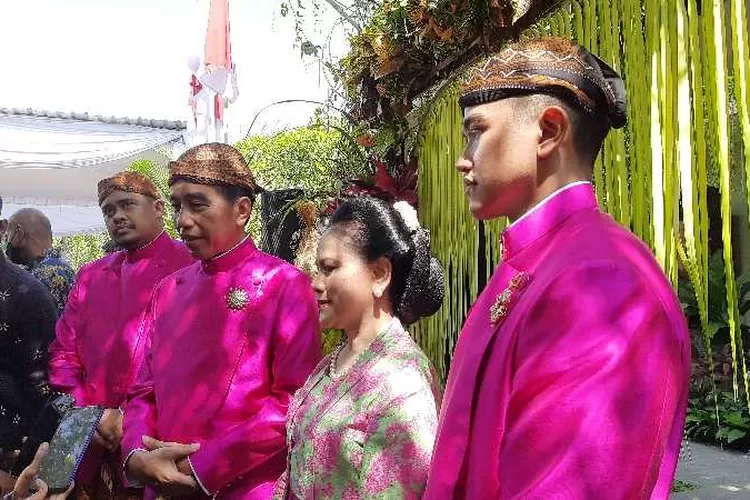 Presiden Jokowi bersama Iriana Jokowi dan Kaesang Pangarep serta Bobby Nasution memberikan keterangan kepada wartawan usai sungkeman (Endang Kusumastuti)