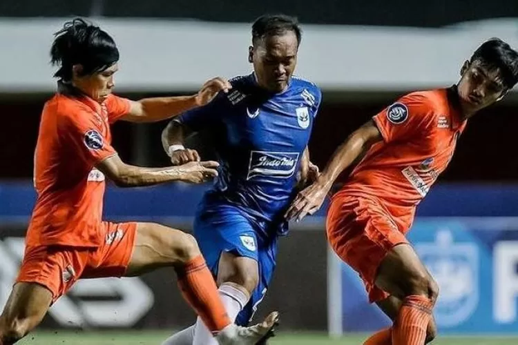 Wawan Febriyanto saat berduel dengan pemain Borneo FC. Sementara PSIS Semarang tertinggal 1-3. (dok. PSIS)