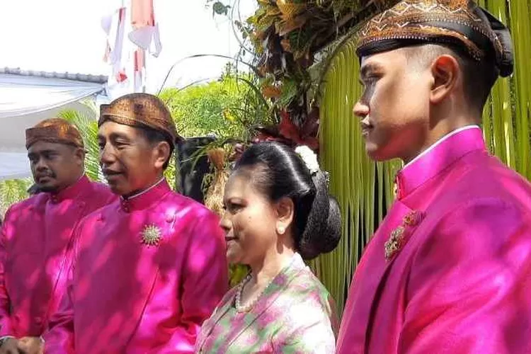 Presiden Jokowi dan Iriana Jokowi serta Kaesang Pangarep dan Bobby Nasution usai menjalani acara siraman (Endang Kusumastuti)