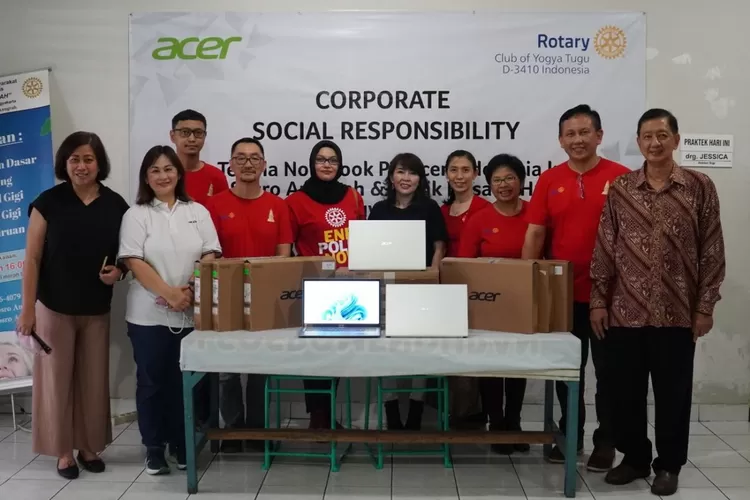 Acer Indonesia bersama Rotary Club Yogya Tugu menyerahkan bantuan laptop Acer kepada Klinik Sosro Anugrah, Klinik Husada Hutomo, dan Bakti Sosial Jantung EKG Mobile di Jogja, Rabu (7/12/2022).  (Dok. Acer Indonesia)
