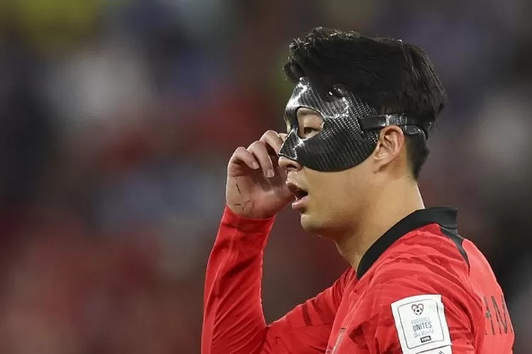 Song Heung-min memakai topeng saat Piala Dunia 2022 (Getty Images/Ian MacNicol  )