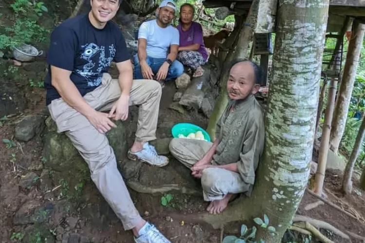 Baim Wong bersama kakek yang 7 tahun hidup di hutan