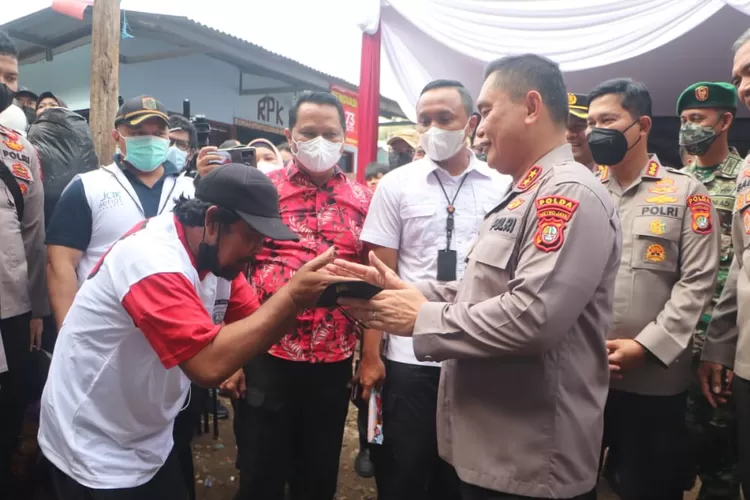 Kapolda Irjen Fadil Imran memberikan bantuan pad kegiatan Polda Metro Jaya  Bhakti Kesehatan Untuk Warga  Slum di Cilandak Jaksel. (istimewa )
