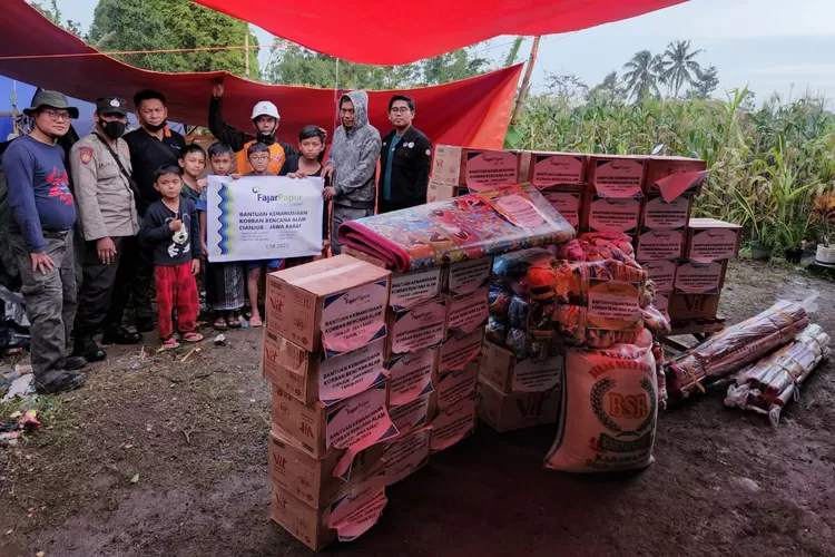 Fajar Paper memberikan secara langsung bantuan berupa bahan pangan dan alat pengungsian untuk korban gempa cianjur. (FOTO: Humas Fajar Paper).