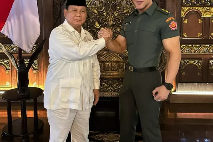 Deddy Corbuzier menerima pangkat Letnan Kolonel Tituler TNI Angkatan Darat yang diberikan secara langsung oleh Menteri Pertahanan (Menhan) Prabowo Subianto 