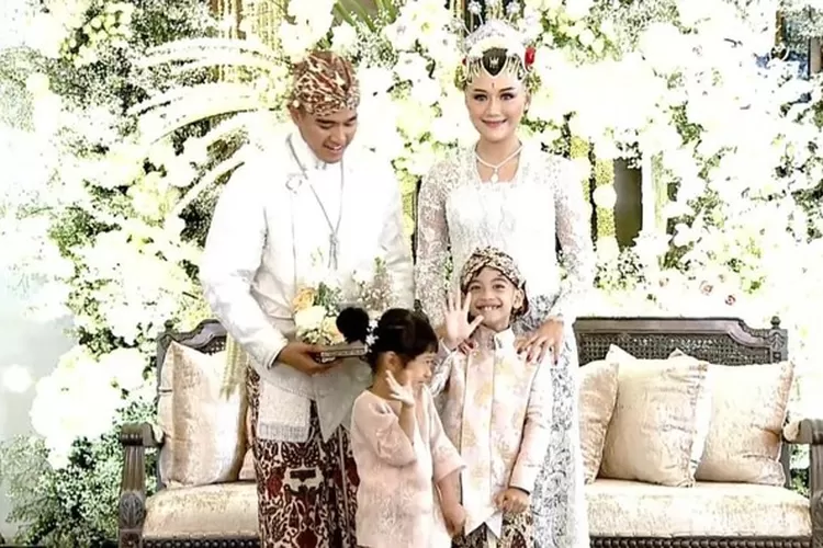 Jan Ethes dan Sedah Mirah bawa cincin pernikahan Kaesang dan Erina. (Tangkapan layar YouTube/ Jokowi)