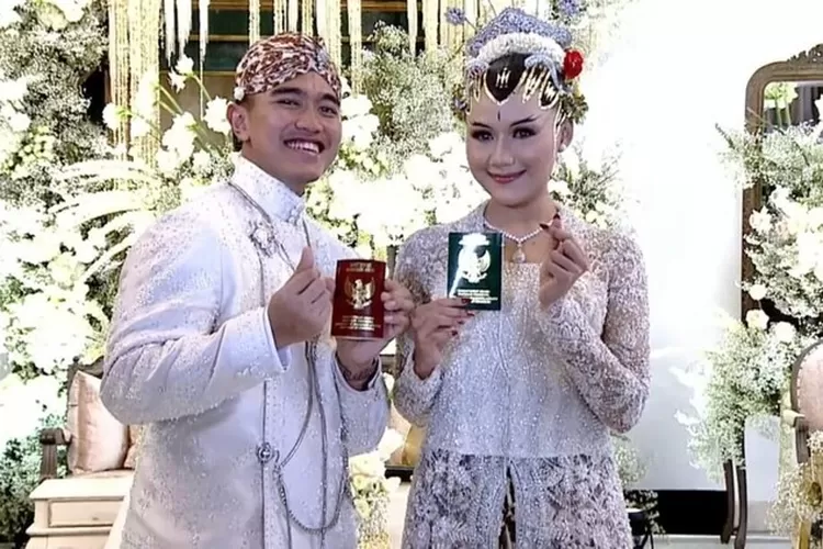 Senyum lebar saat selesai ijab kabul kaesang. Foto/Instagram (Foto/Instagram)