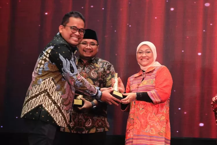 Menaker Ida Fauziyah (kanan) menerima penghargaan dari Tempo. 