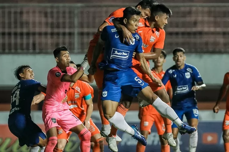Wahyu Prasetyo saat berduel dengan pemain Borneo FC. PSIS Semarang harus segera evaluasi.  (PSIS)