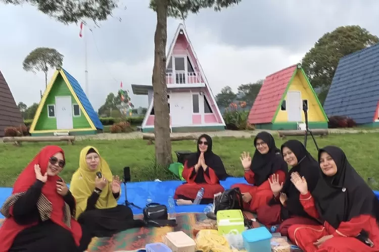 Tim kajian Sapa Muslimah Ella Kamilawatie, S.Pd.I., Imas Karyamah M.Pd., Hj. Yani Mulyani, Hj. Yani Widi Utami, Ida rahmawati dan Hj. Haryati 