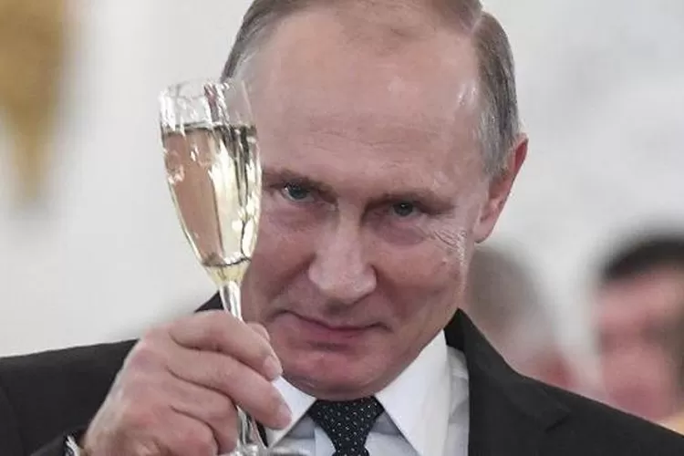 Potret Presiden Rusia Vladimir Putin sedang menenggak sampanye (S&ouml;zc&uuml;)