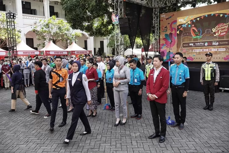 Para front liner yang sedang parade budaya di Festival Lawang Sewu. Festival ini digelar oleh KAI Services dengan menggandeng 27 umkm.  (Ayosemarang.com/ Audrian Firhannusa)