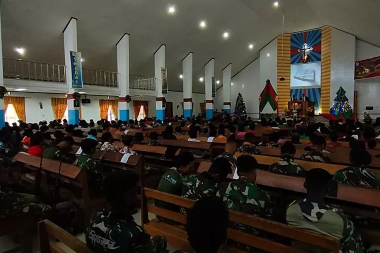 Pasukan Raja Aibon ikut Ibadah Natal di area Konflik Papua  (Tni.mil.id)